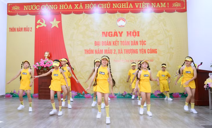 Chương trình văn nghệ trong Ngày hội Đại đoàn kết toàn dân tộc có sự tham gia của các diễn viên nhí với những điệu nhảy vui tươi.