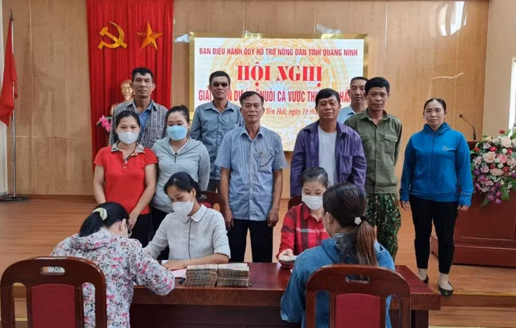 Cán bộ Ban Điều hành Quỹ Hỗ trợ nông dân tỉnh và HND TX Quảng Yên giải ngân vốn vay cho hội viên, nông dân phường Yên Hải. Ảnh: HND tỉnh cung cấp