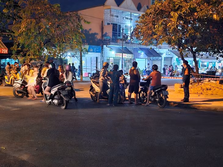 Cơ quan chức năng phong tỏa để khám nghiệm hiện trường. Ảnh: Dương Bình