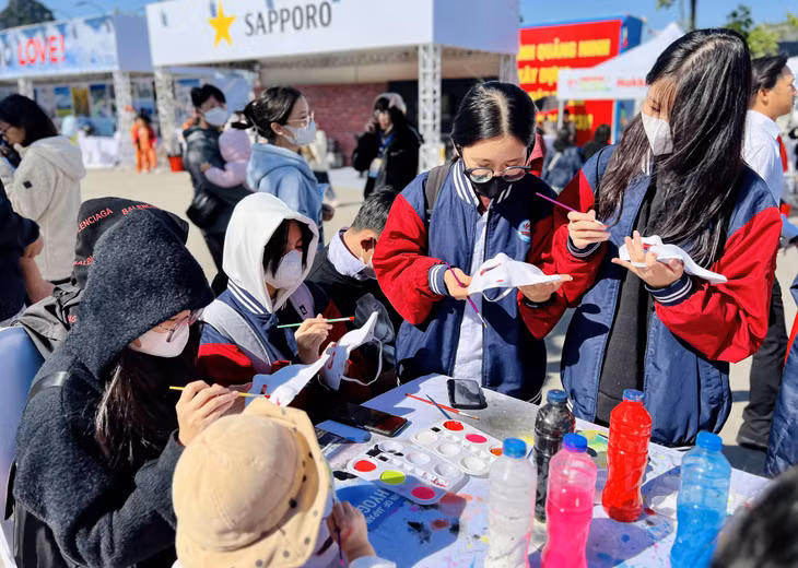 Hàng chục nghìn người dân, du khách tham gia các hoạt động trong khuôn khổ Lễ hội Hokkaido tại Hạ Long.