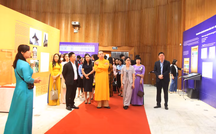 Các đại biểu tham quan không gian trưng bày.