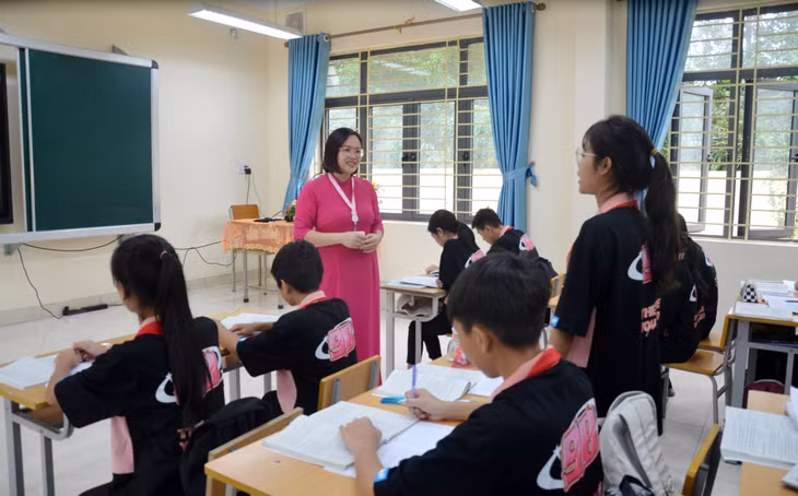 Cô giáo Trần Thị Hòa, Trường THCS thị trấn Ba Chẽ (huyện Ba Chẽ) đạt được nhiều thành tích trong công tác giảng dạy.