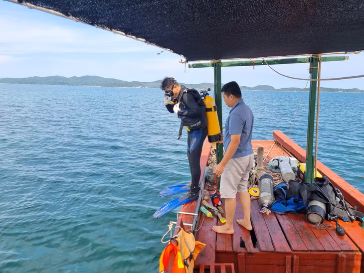 Chuyên gia Viện Tài nguyên và Môi trường biển khảo sát tại vùng biển Cô Tô.