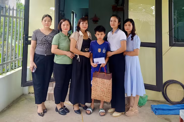CLB Doanh nghiệp nữ huyện Đầm Hà phối hợp thăm, tặng quà học sinh khó khăn nhân dịp đầu năm học 2023-2024. (Ảnh do đơn vị cung cấp)