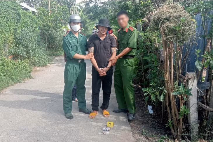 Đối tượng Nguyễn Thanh Tòng cùng số tang vật tại hiện trường
