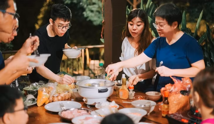 Chuyên gia dinh dưỡng khuyên các gia đình nên tránh mua những loại rau dễ gây ngộ độc khi ăn lẩu. (Ảnh: ITN)