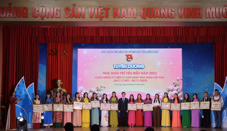 Đồng chí Hoàng Văn Hải, Bí thư Tỉnh Đoàn và đồng chí Châu Hoài Thu, Phó Giám đốc Sở GD&amp;ĐT tặng Bằng khen của BCH Tỉnh Đoàn cho các nhà giáo đạt danh hiệu "Nhà giáo trẻ tiêu biểu" năm 2023.