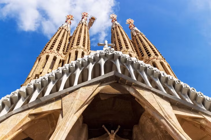 Mãi cho đến năm 2018, Sagrada Família mới được cấp giấy phép xây dựng trở lại sau khi ban quản lý nhà thờ đồng ý trả 4,6 triệu euro tiền thuế, thêm 36 triệu euro trong vòng 10 năm. Trước đó ở Barcelona từng nổ ra tranh cãi khi giới chức thành phố nói rằng không tìm được hồ sơ giấy phép xây dựng cho công trình.