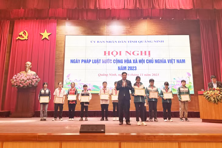 Các tác giả xuất sắc được trao giải tại cuộc thi tìm hiểu pháp luật về phòng, chống tội phạm và vi phạm pháp luật cho học sinh các trường THCS và THPT.