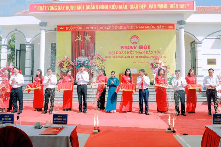 Các đại biểu cắt băng khánh thành nhà văn hóa khu Yên Lãng 3, xã Yên Thọ, TX Đông Triều.