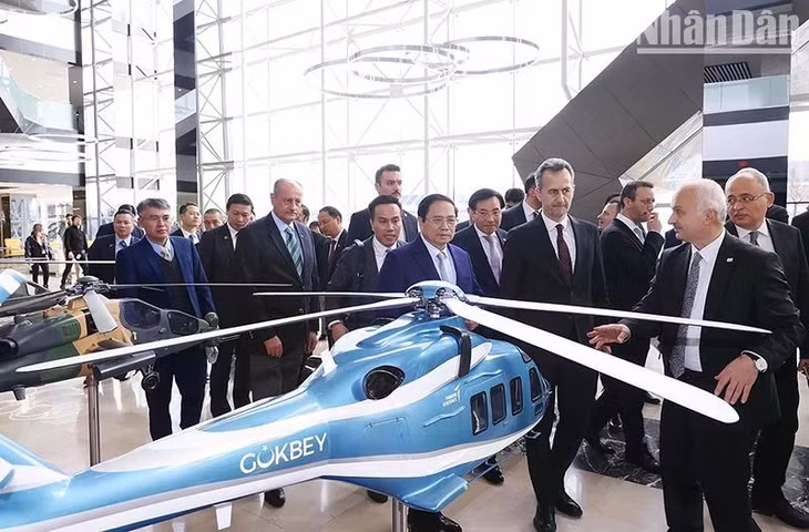 Thủ tướng Phạm Minh Chính thăm Tập đoàn Công nghiệp Hàng không Vũ trụ Thổ Nhĩ Kỳ và nghe giới thiệu về các mô hình sản phẩm của tập đoàn.