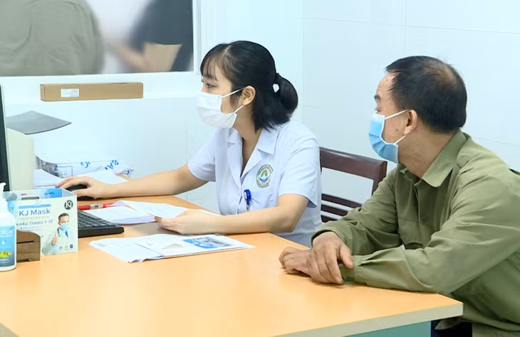 Bác sĩ Bệnh viện Phổi Quảng Ninh tư vấn cho bệnh nhân.