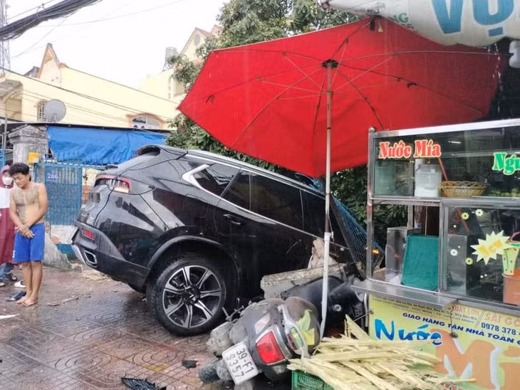 Ô tô tông sập tường nhà dân - Ảnh: A.X.