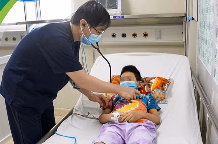 Một bệnh nhi đang được kiểm tra sau 10 ngày điều trị sốt xuất huyết (Ảnh: Lê Hiếu).