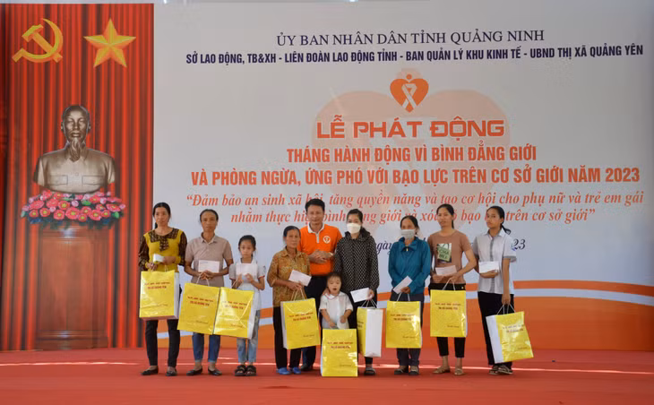 UBND TX Quảng Yên tặng quà cho phụ nữ, trẻ em gái có hoàn cảnh khó khăn.