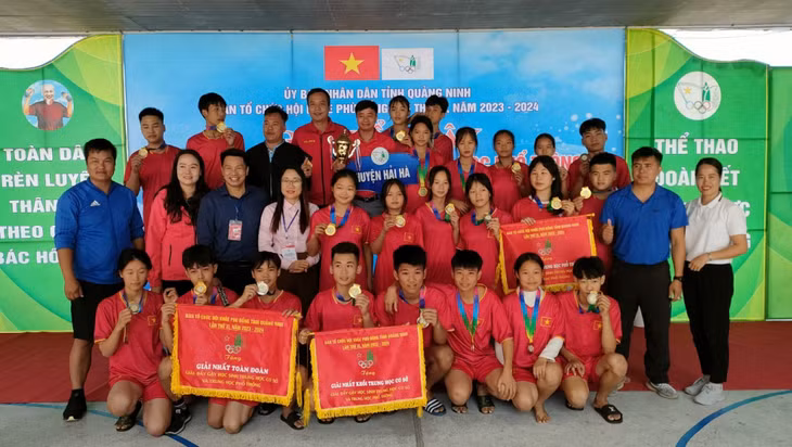 Lãnh đạo Sở GD&amp;ĐT trao Cúp, cờ Nhất toàn đoàn cho đoàn huyện Hải Hà.