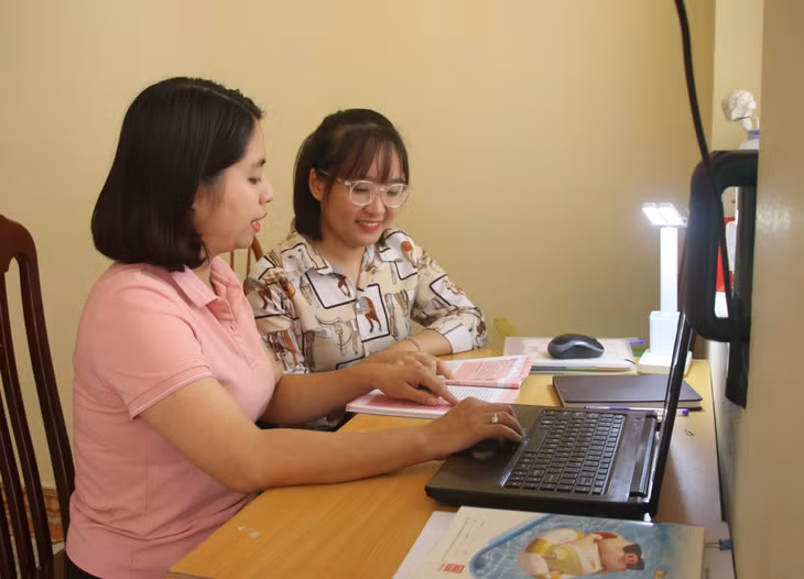 Cùng ở tập thể, các thầy cô giáo có nhiều thời gian trau dồi, chia sẻ, học hỏi nhau phương pháp giảng dạy hiệu quả sau những giờ lên lớp.
