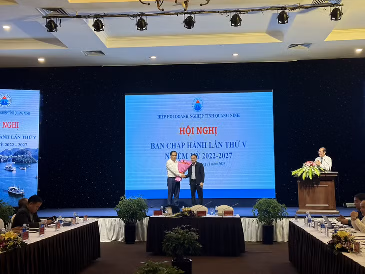 Ông Phạm Văn Thể, Chủ tịch Hiệp hội Doanh nghiệp tỉnh, tặng hoa chúc mừng tân Phó Chủ tịch Hiệp hội Doanh nghiệp tỉnh.