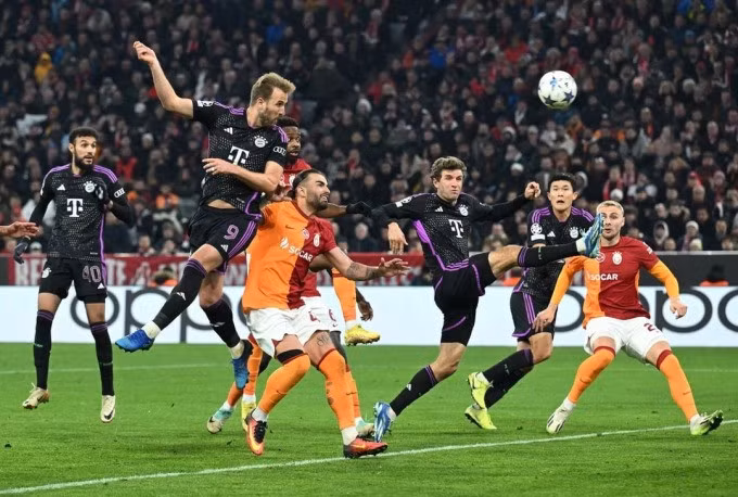 Kane (số 9) bật cao đánh đầu ghi bàn mở tỷ số ở phút 80 trận tiếp đón Galatasaray. Ảnh: Reuters