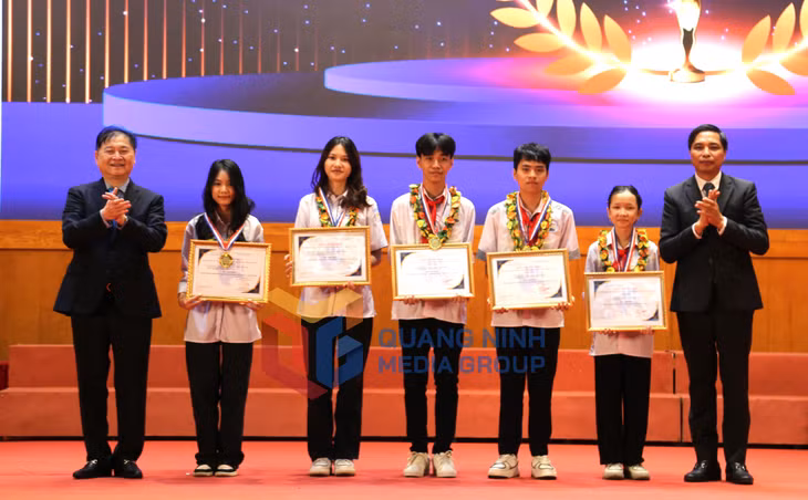 Đồng chí Phan Xuân Dũng, Bí thư Đảng đoàn, Chủ tịch Liên hiệp các Hội khoa học và kỹ thuật Việt Nam và đồng chí Vũ Văn Diện, Phó Chủ tịch UBND tỉnh, trao giải Nhất Cuộc thi Sáng tạo thanh thiếu niên nhi đồng tỉnh Quảng Ninh lần thứ VII (2021-2022) và lần thứ VIII (2023) (11-2023). Ảnh VIệt Hưng