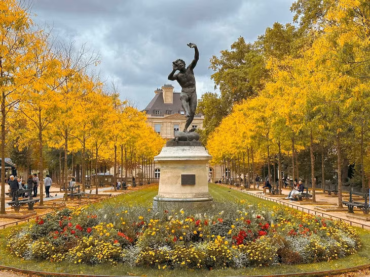 Bảo tàng Louvre, vườn Tuileries và quảng trường Concorde cũng là những điểm tham quan nổi bật tại Paris. Ba chỗ này xếp thành một đường thẳng và cũng có 3 metro lần lượt là Palais Royal Musee du Lourve, Concorde với Tuileries line nên khá thuận lợi để du khách di chuyển tham quan. Ảnh: Nguyễn Quốc Thái