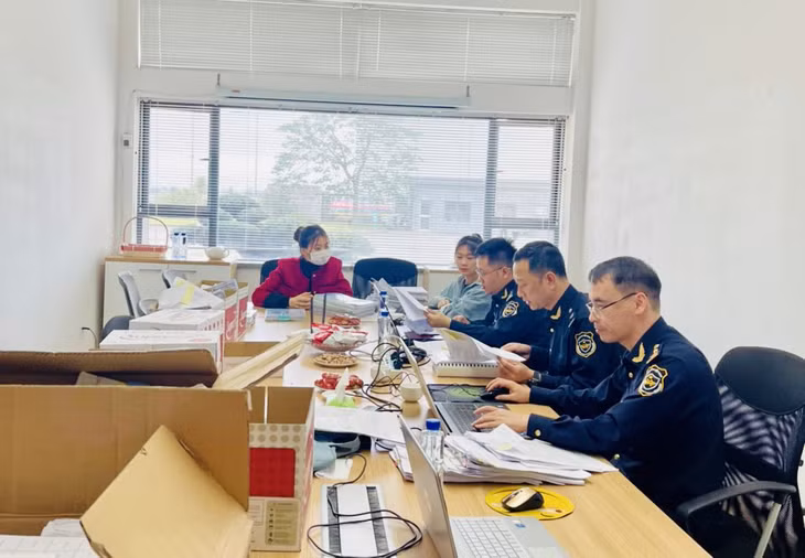 Công chức Chi cục Kiểm tra sau thông quan kiểm tra hồ sơ tại trụ sở doanh nghiệp. Ảnh do đơn vị cung cấp