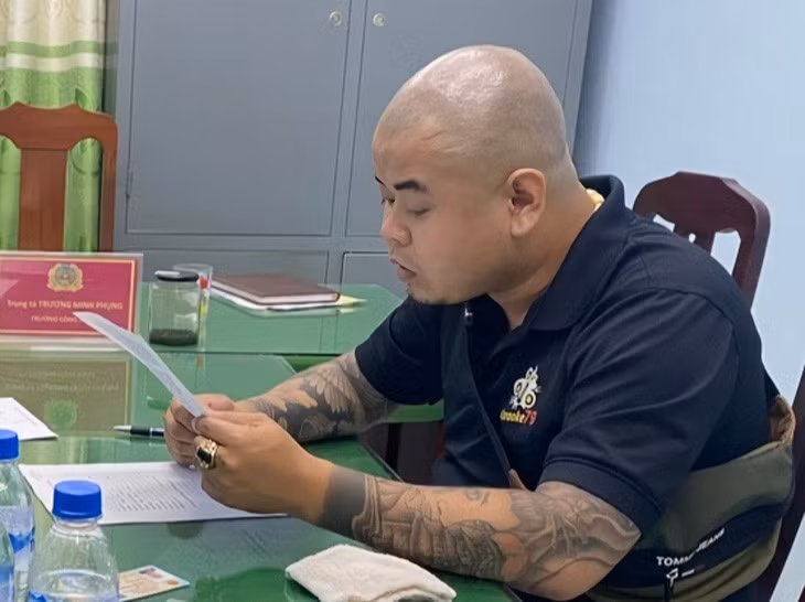 Nguyễn Hồng Vương tại cơ quan điều tra - Ảnh: QUỐC HUY
