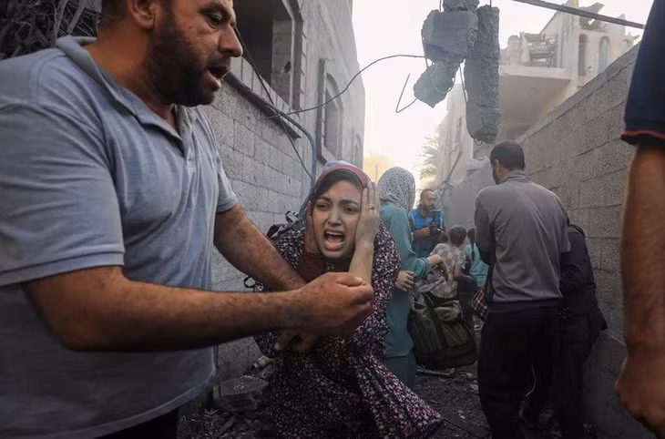 Người dân trốn chạy sau cuộc không kích của Israel nhằm vào trại tị nạn al-Maghazi ở Dải Gaza. Ảnh: AFP