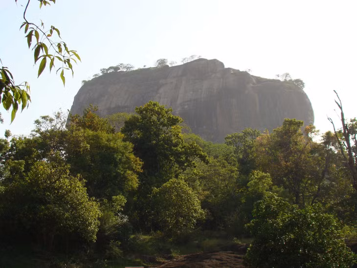 Pháo đài Sigiriya có tên tiếng Anh Lion Rock – núi đá Sư tử. Nơi đây còn được gọi là “pháo đài trên không trung” khi nằm trên một ngọn núi đá granite cao xấp xỉ 350 mét so với mực nước biển, xung quanh là rừng rậm xanh mướt. Ảnh: Cao Tac