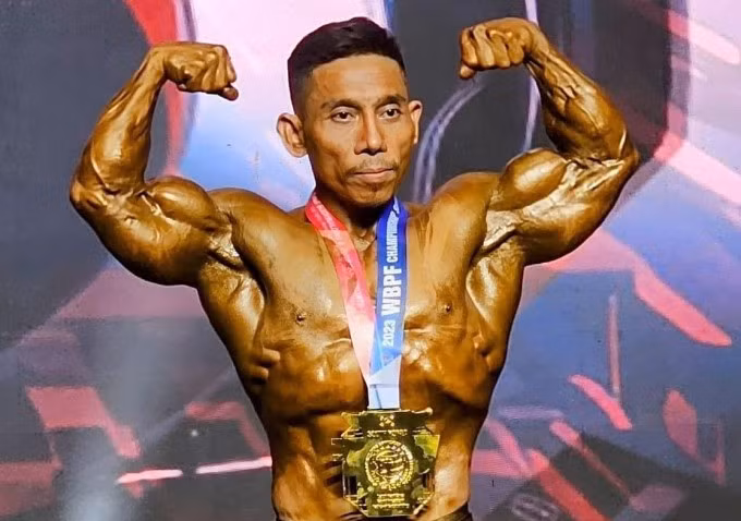 Phạm Văn Mách mừng với HC vàng hạng 55kg giải vô địch thế giới tại Wonju, Hàn Quốc tối 9/11. Ảnh: FBNV