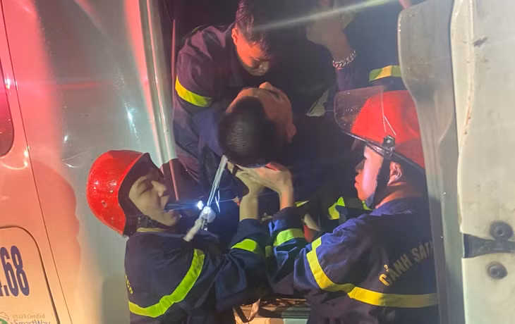 Lực lượng cảnh sát đưa tài xế L.V.T ra ngoài.