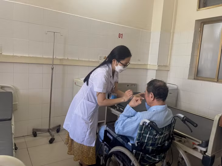 Bác sĩ Bệnh viện Đa khoa tỉnh thăm khám cho bệnh nhân.