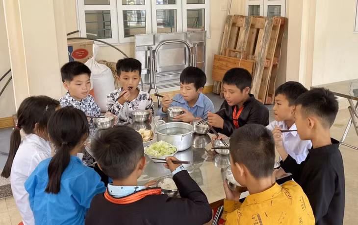 Bữa ăn bán trú của học sinh tại điểm trường Đồng Cậm, Trường Tiểu học Hoành Mô (huyện Bình Liêu).