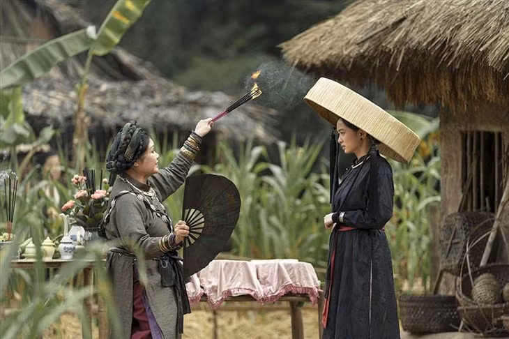 Phim được chăm chút đến từng chi tiết, từ các món đồ sứ.
