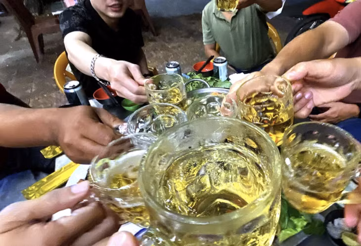 Thu thuế bia rượu, thuốc lá gần đây giảm mạnh - Ảnh: QUANG ĐỊNH