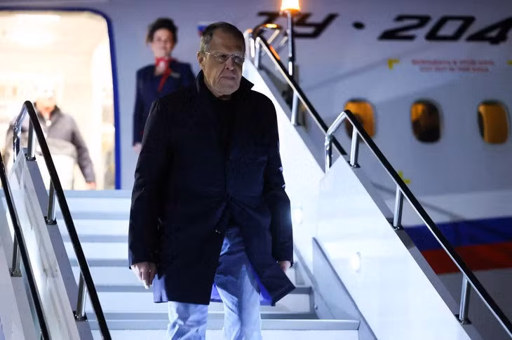 Ngoại trưởng Nga Sergei Lavrov xuống máy bay tại Skopje, Bắc Macedonia ngày 30-11 - Ảnh: REUTERS