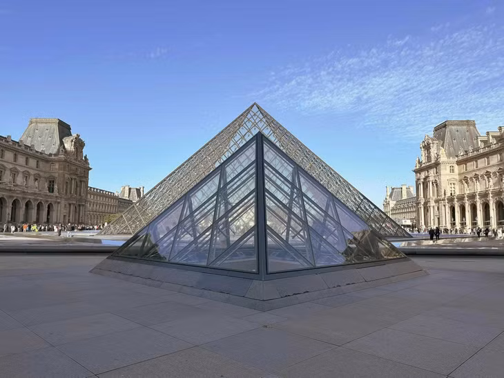 Khuôn viên chỗ kim tự tháp bằng kính ở bảo tàng Louvre miễn phí cho khách tham quan. Ở đây có nhiều góc chụp đẹp, tuy nhiên thường xuyên đông người. Ảnh: Nguyễn Quốc Thái
