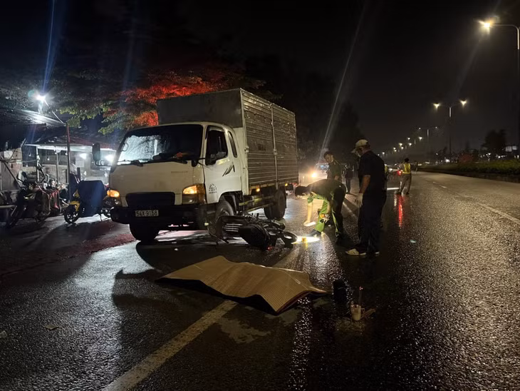 Công an xử lý hiện trường vụ tai nạn.