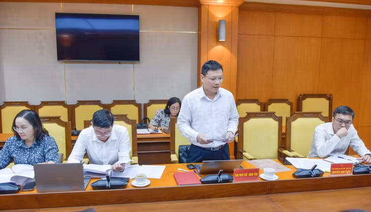 Thành viên Ban Pháp chế nêu ý kiến thẩm tra các báo cáo.