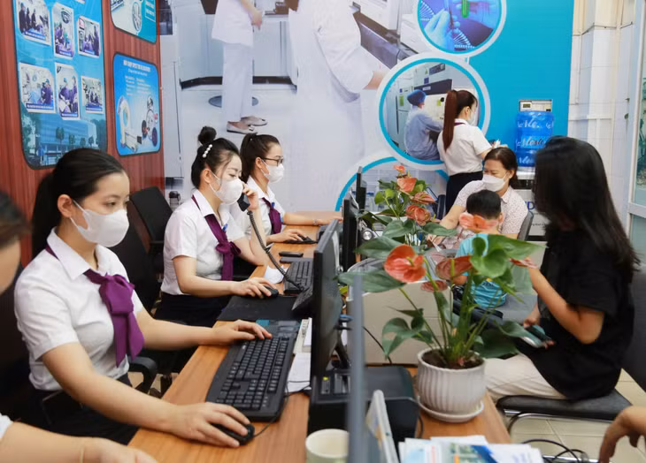Nhân viên Bệnh viện Đa khoa tỉnh sử dụng hệ thống dữ liệu được kết nối giữa các ngành trên nền tảng Cơ sở dữ liệu quốc gia về dân cư để giải quyết thủ tục khám chữa bệnh cho người dân.