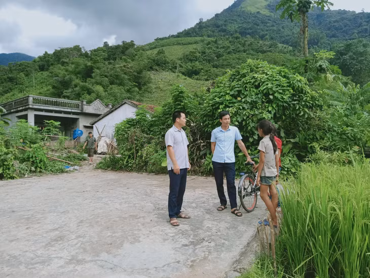 Các thầy giáo Nguyễn Văn Tám (phải), Cao Xuân Hào (Trường THCS Quảng Lâm, huyện Đầm Hà) đến bản Siệc Lống Mìn vận động học sinh ra lớp. (Ảnh nhân vật cung cấp)