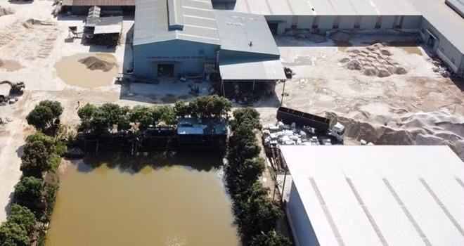 Công ty TNHH Châu Tiến vi phạm nghiêm trọng về an toàn vệ sinh lao động và bảo vệ môi trường. Ảnh: Hải Đăng