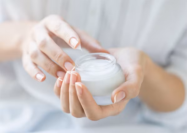 Nên thoa kem dưỡng ẩm ngay sau khi rửa mặt hoặc tắm để giữ lại độ ẩm hiện có trên da.
