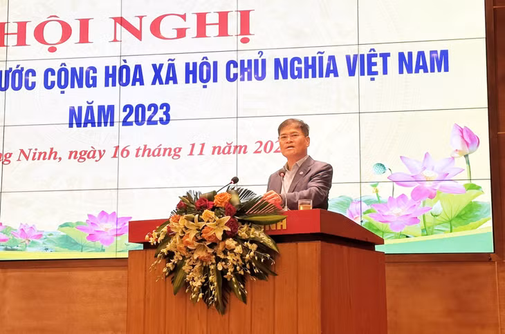 Đồng chí Bùi Văn Khắng, Phó Chủ tịch UBND tỉnh, Chủ tịch Hội đồng phối hợp phổ biến giáo dục pháp luật tỉnh phát biểu tại hội nghị.