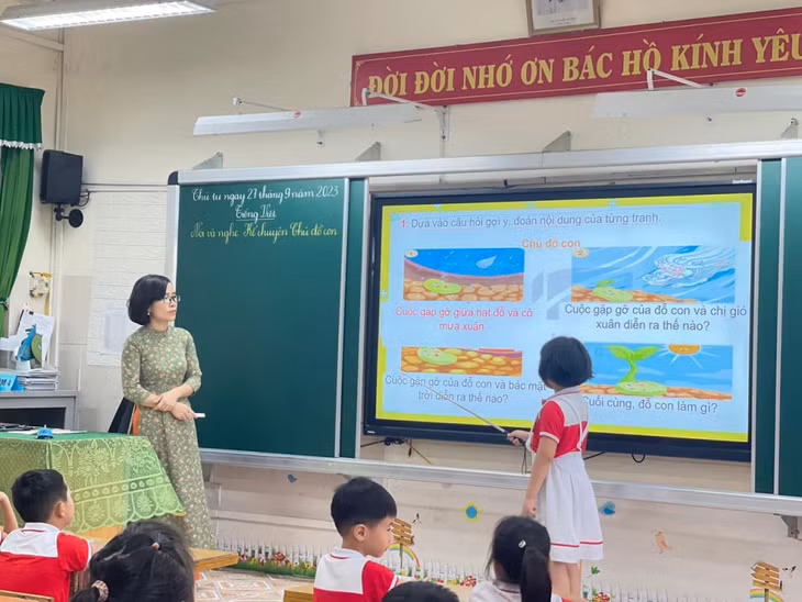 Tiết học Tiếng Việt của học sinh Trường Tiểu học Trần Hưng Đạo (TP Hạ Long) trở nên hấp dẫn hơn nhờ bảng tương tác. (Ảnh nhà trường cung cấp)