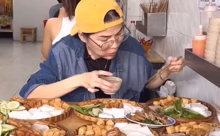 "Thánh ăn" Nga Sumo nổi tiếng với khả năng ăn uống rất khỏe. Ảnh chụp từ clip