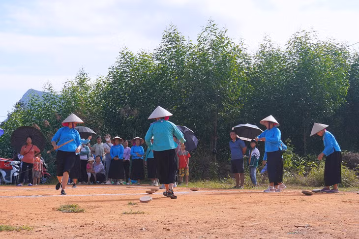 Bà con dân tộc Sán Chỉ ở xã Hải Sơn (TP Móng Cái) thi đánh quay - trò chơi dân gian thú vị trong Ngày hội Đại đoàn kết toàn dân tộc.