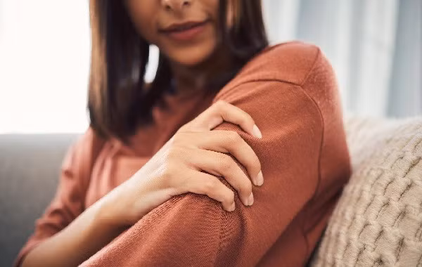 Nhồi máu cơ tim gây cơn đau thắt ngực lan đến có thể lan lên cổ, cằm, vai, sau lưng, ra cánh tay.