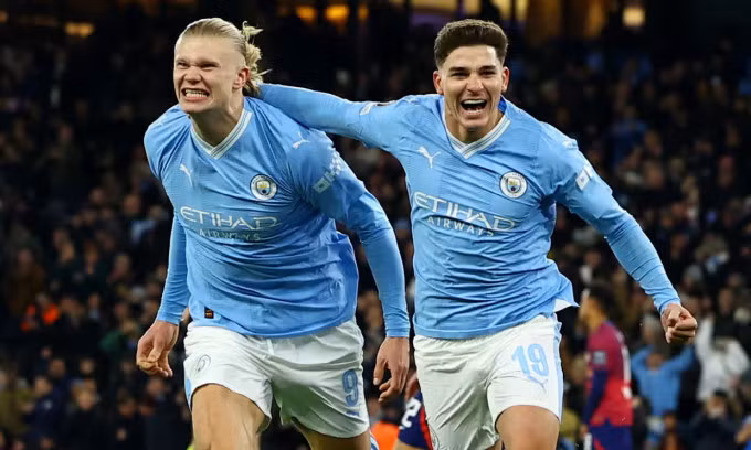 Erling Haaland (trái) và Julian Alvarez mừng bàn khi Man City thắng Leipzig 3-2 trên sân Etihad, thành phố Manchester, Anh ở lượt năm bảng G Champions League tối 28/11/2023. Ảnh: Reuters
