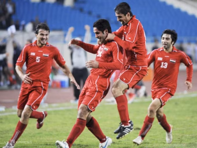 Cầu thủ Syria mừng bàn thắng Việt Nam 1-0 phút 90+4, tại vòng loại Asian Cup ngày 14/11/2009 ở Mỹ Đình. Ảnh: Hoàng Hà